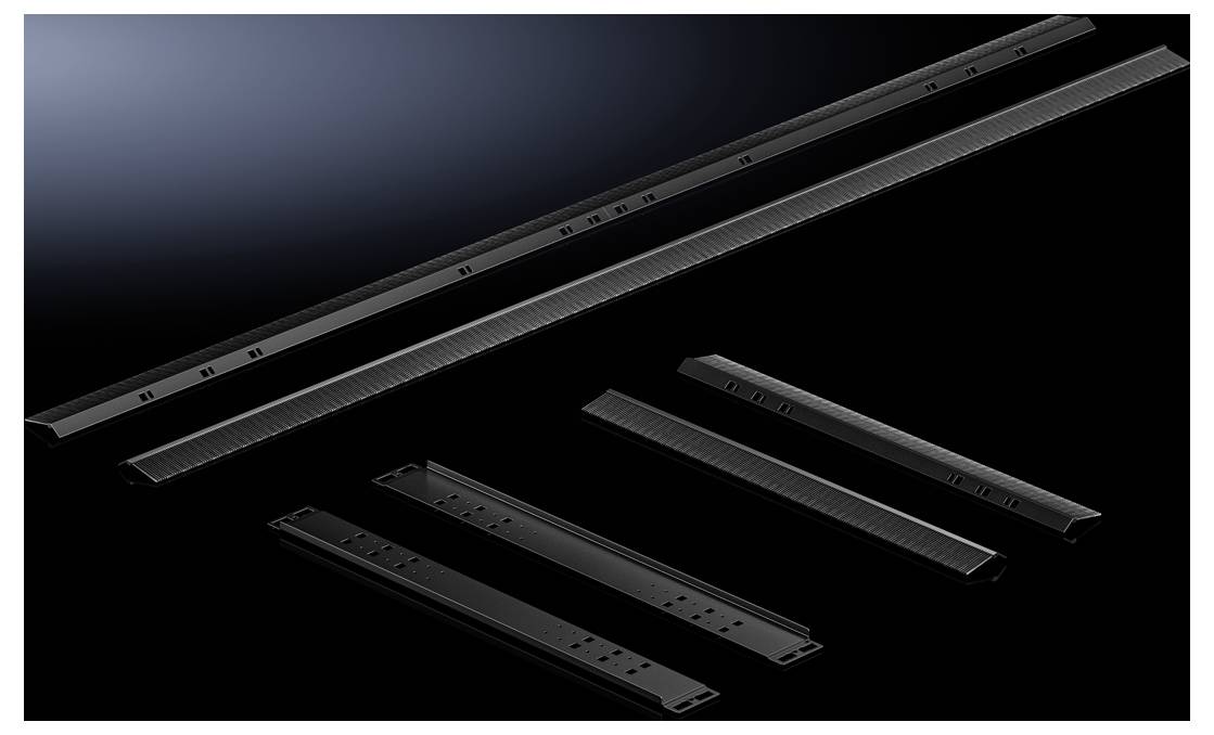 Mehrere schwarze Metall-Streifen unterschiedlicher Länge und Form sind auf einem dunklen Hintergrund angeordnet.