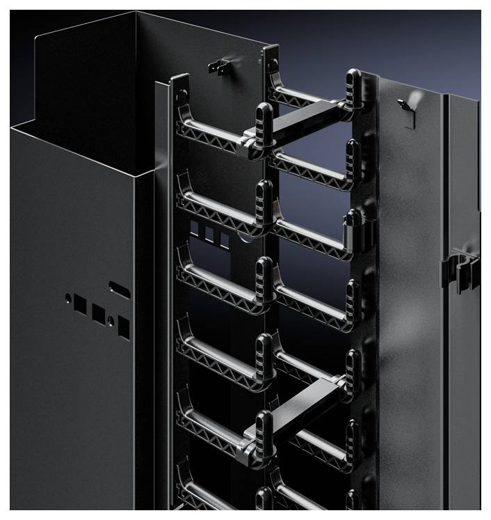 Ein schwarzes Metallregal mit mehreren horizontalen Streben zur Kabeldurchführung in einem Serverraum.