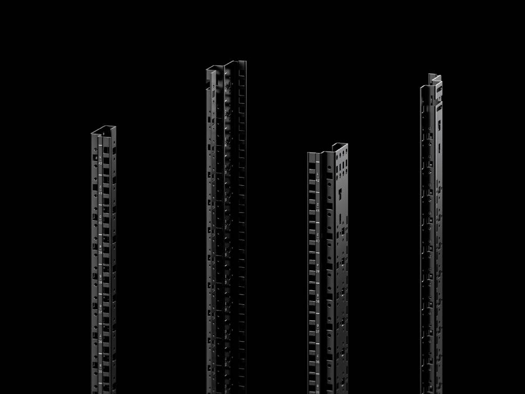 Vier vertikale, schwarze Metallrahmen vor einem schwarzen Hintergrund. Die Rahmen scheinen industriell und technisch gestaltet zu sein.