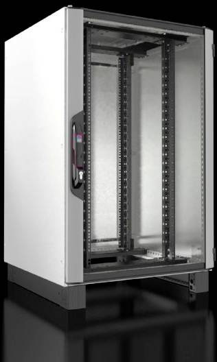 Metallischer Netzwerk-Rack-Schrank mit Glasfronttür, leerer Innenraum mit vertikalen Halterungen für Serverausrüstung, freistehend.