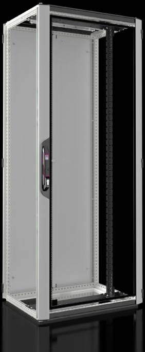 Ein leerer Serverrack mit Glastür und Metallrahmen steht auf einem reflektierenden schwarzen Hintergrund.