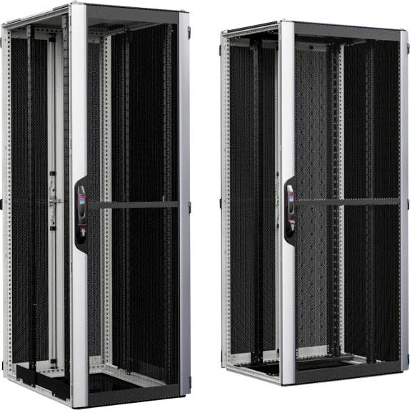 Zwei schwarze Netzwerkschränke mit Glastüren, freistehend, für Server oder Netzwerkgeräte in einem Rechenzentrum.
