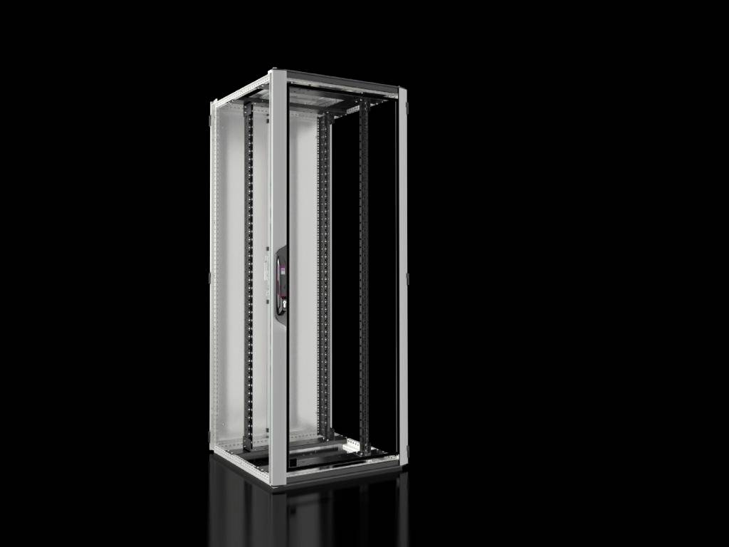 Ein leerer, silberner Server-Rack steht auf einem glänzenden schwarzen Hintergrund.