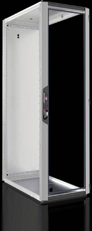 Ein leeres, silbernes Server-Rack mit einer Glastür, steht aufrecht auf einem schwarzen Hintergrund.