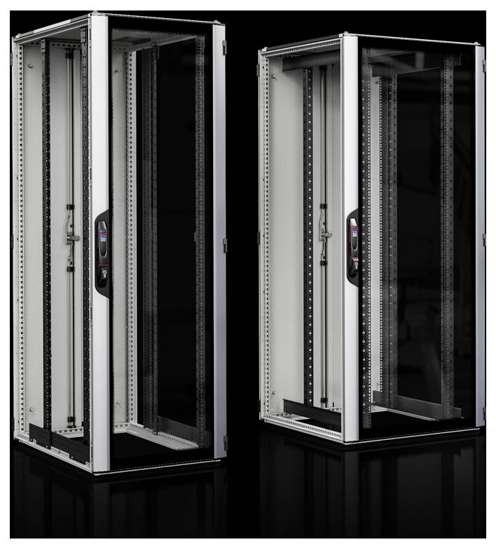 Zwei leere Server-Racks in einem modernen Design stehen nebeneinander auf einem schwarzen Hintergrund. Sie sind aus Metall mit Glastüren.