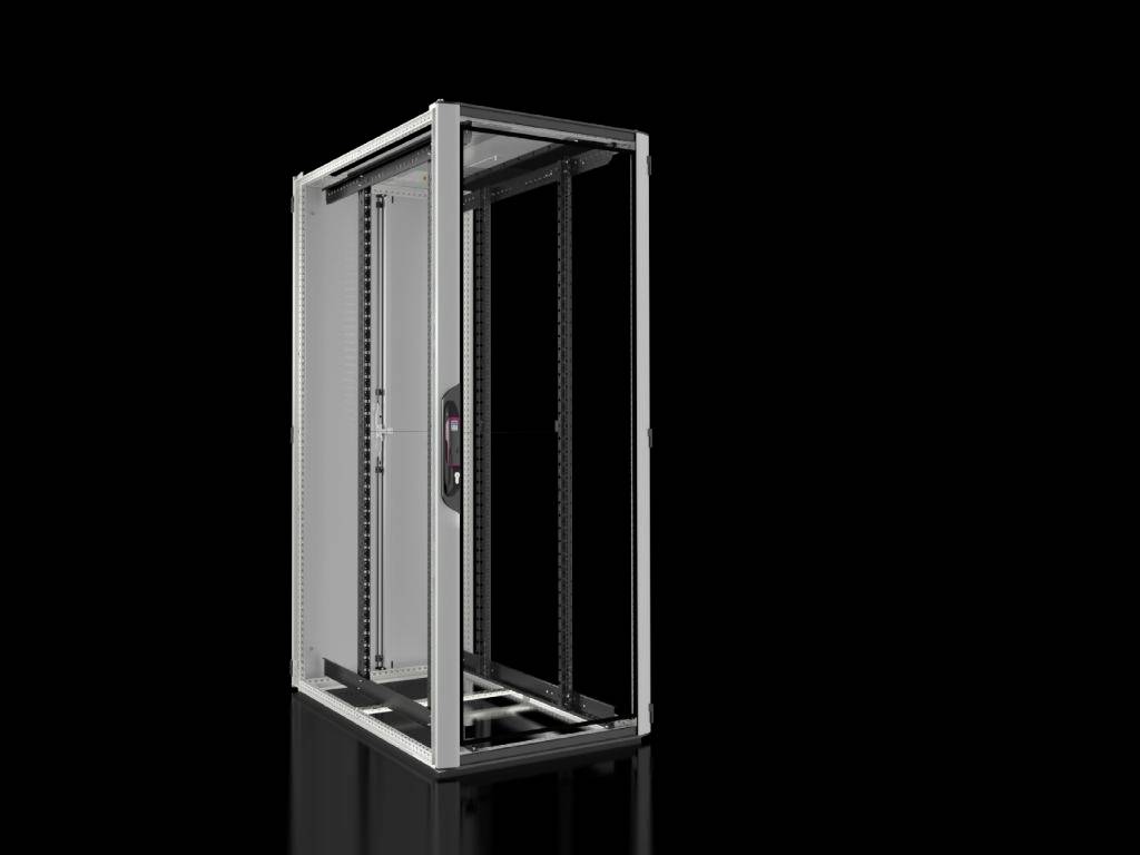 Ein leeres Server-Rack-Gehäuse steht gegen einen schwarzen Hintergrund. Das Gehäuse ist aus Metall mit Glastür und Seitenteilen.