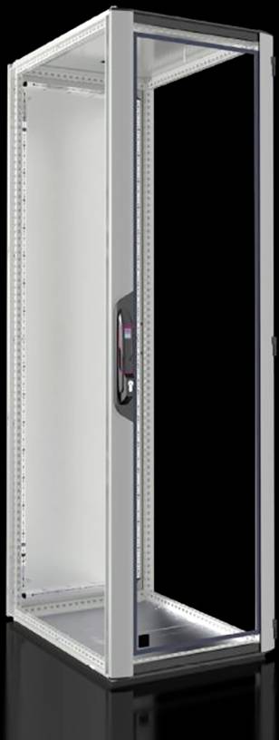 Ein einzelner, leerer Serverschrank mit Glastür steht aufrecht vor schwarzem Hintergrund.