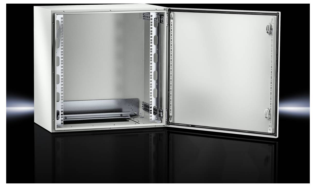 Ein geöffneter, leerer Metallschrank, der einen Blick auf den Innenraum bietet, steht auf einer glänzenden, reflektierenden Oberfläche.