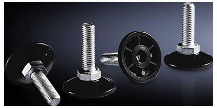 Vier Stellfüße mit schwarzem Sockel und Metallgewindeschraube auf dunklem Hintergrund.