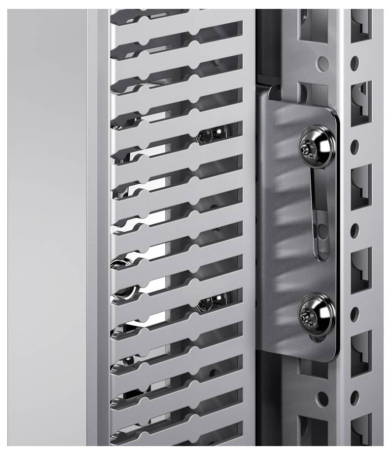 Nahaufnahme einer Metallkomponente mit präzise gestanzten Öffnungen und Schrauben, wahrscheinlich Teil eines industriellen Schaltschranks.