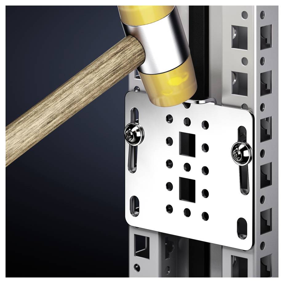 Ein Hammer schlägt auf eine Metallplatte an einer Montageschiene. Die Platte hat mehrere rechteckige Öffnungen.