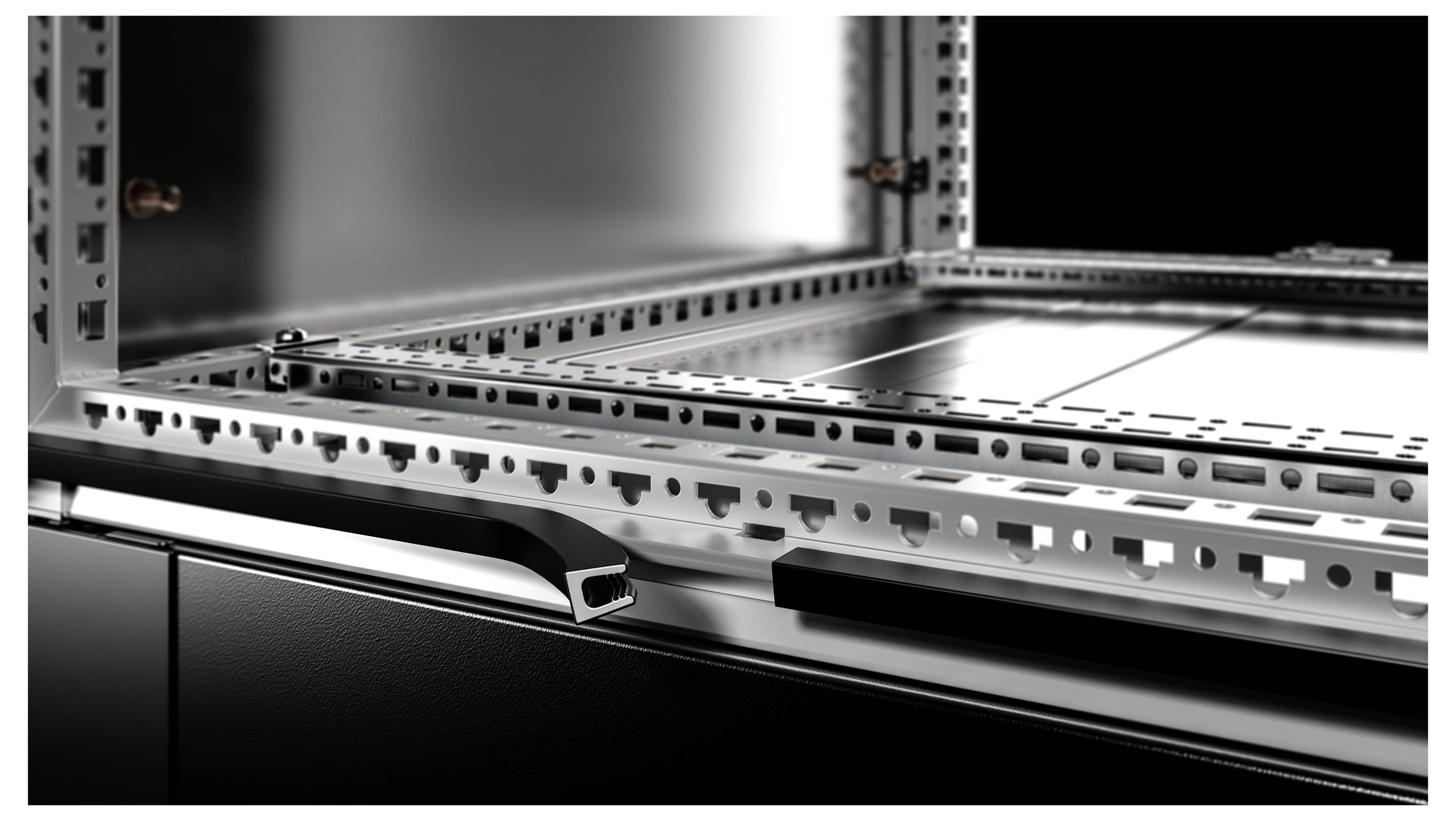 Nahaufnahme eines leeren Metallrahmens in einem industriellen oder technischen Gerät, fokussiert auf die Struktur und Konstruktion.