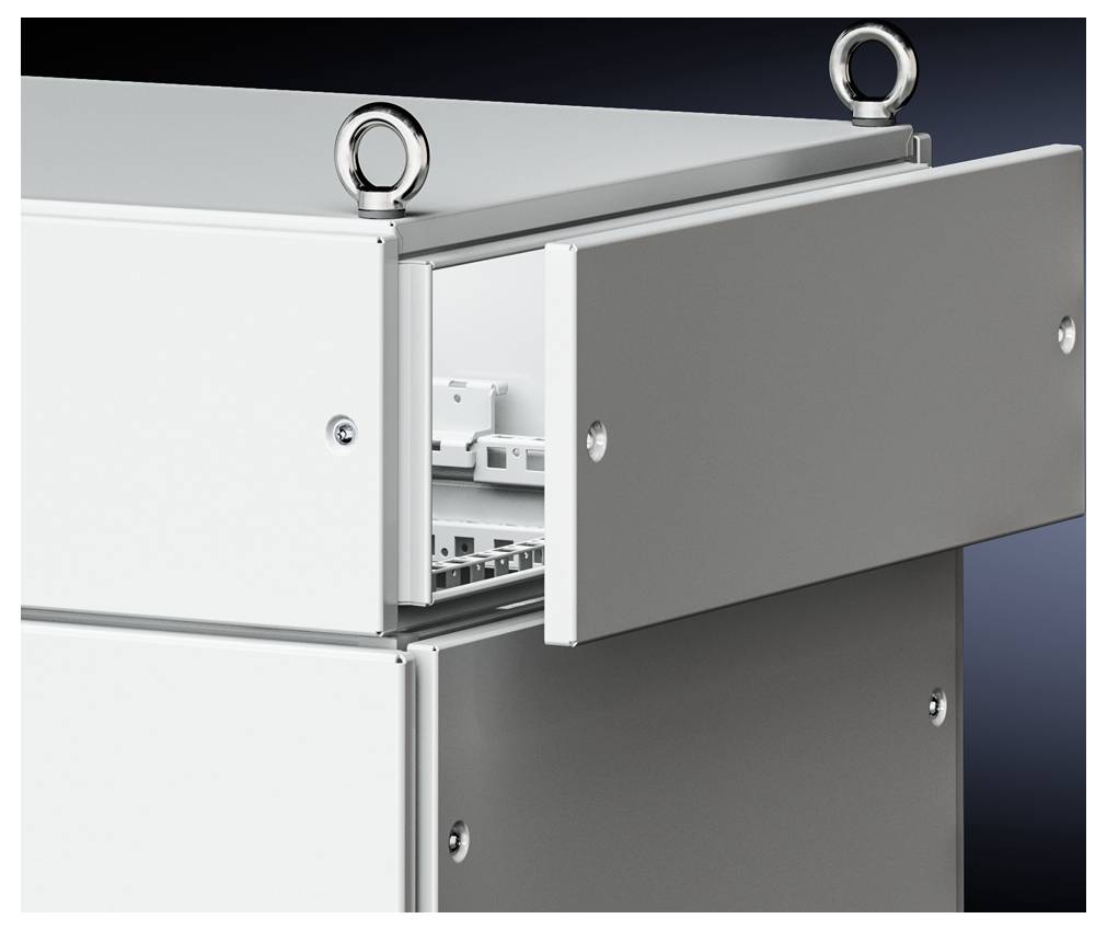 Ein geöffneter, grauer Metallschrank mit sichtbaren Schienen und Anschlussstellen im Inneren, vor dunklem Hintergrund.