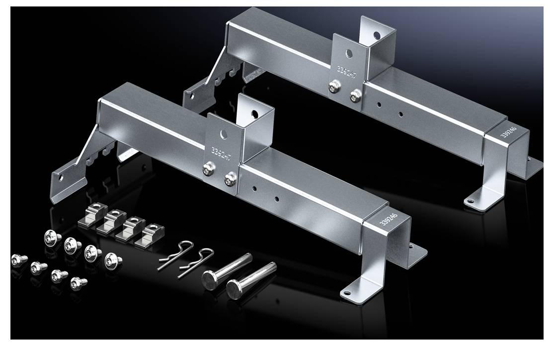 Zwei silberne Metallhalterungen mit Schrauben und Bolzen auf schwarzem Hintergrund, zur Befestigung technischer Geräte.