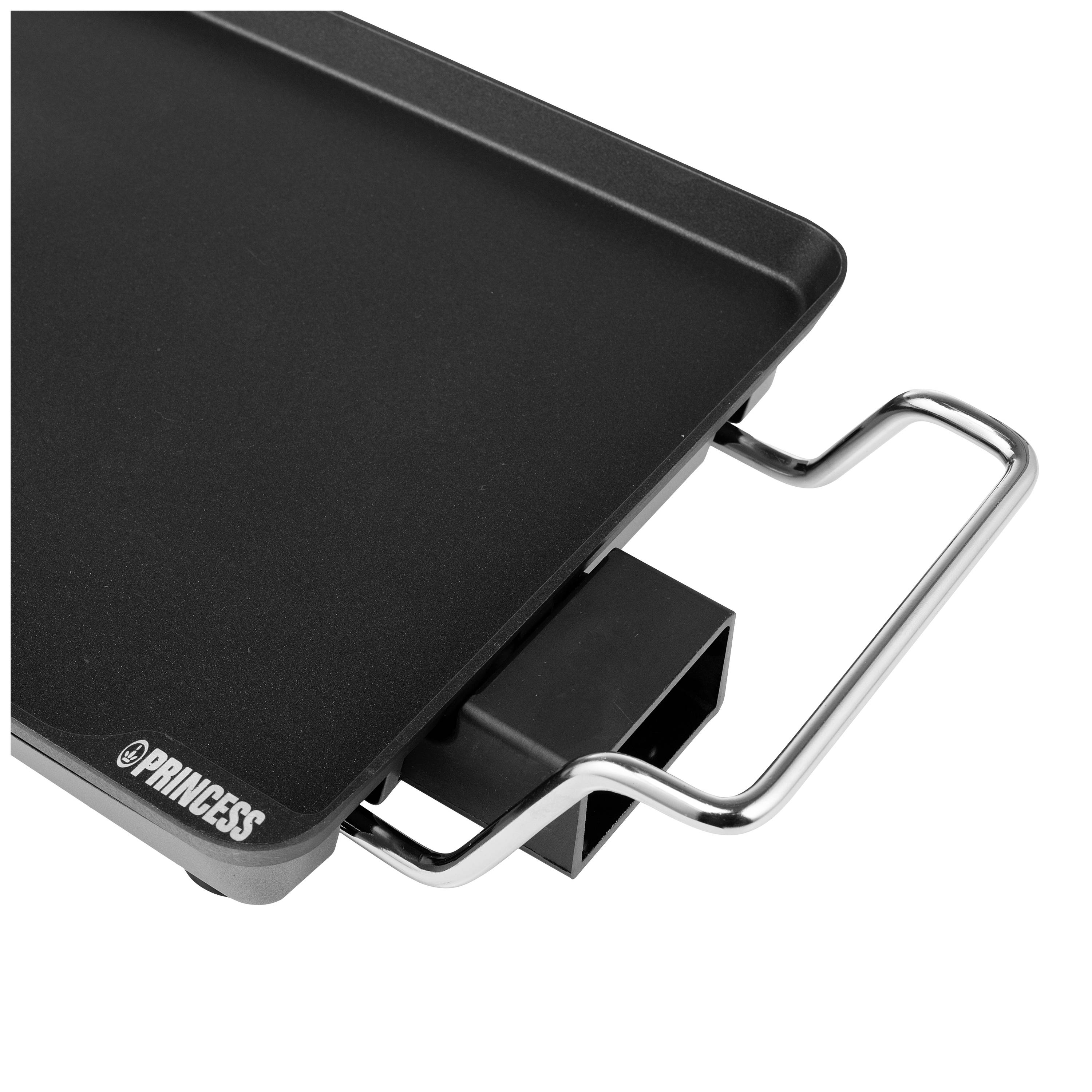 Elektrische Grillplatte mit zwei Griffen, rechteckige schwarze Oberfläche, geeignet zum Braten oder Grillen von Speisen.