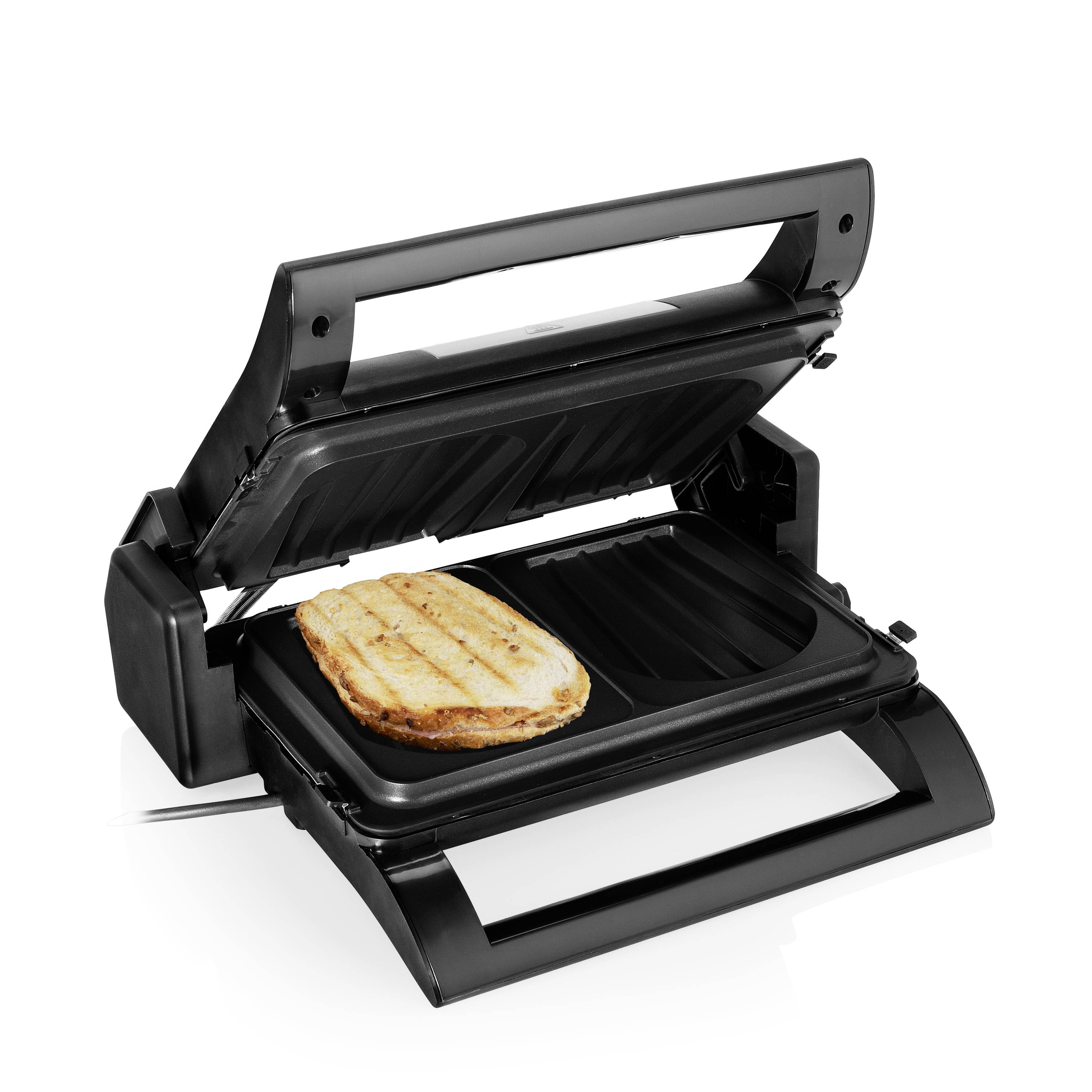 Ein schwarzer Kontaktgrill mit geöffnetem Deckel. Ein gegrilltes Sandwich mit Grillstreifen liegt auf der unteren Platte.