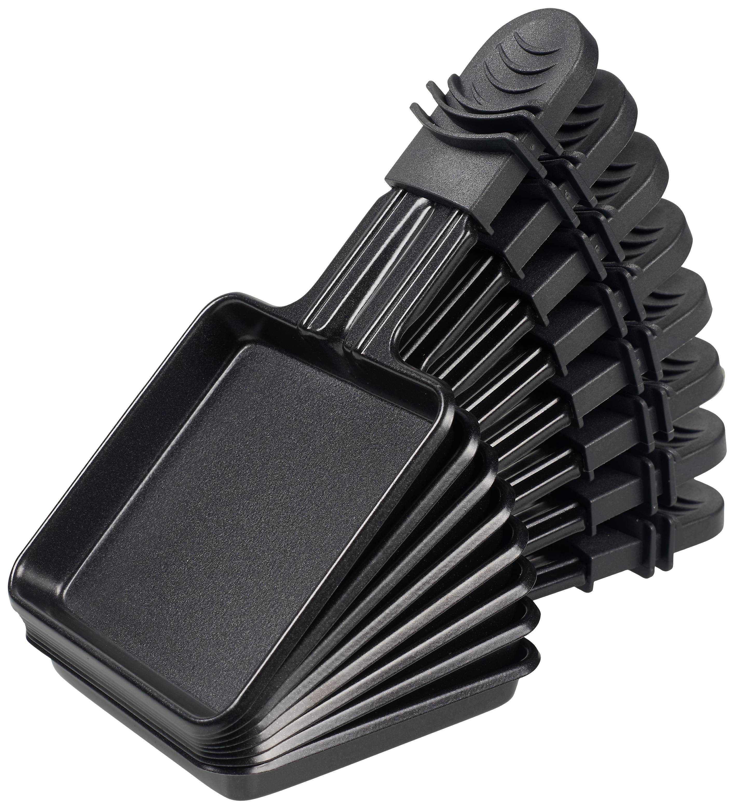 Ein Stapel von sieben schwarzen Raclette-Pfännchen übereinanderliegend, mit schwarzen Griffen. Entworfen für das Kochen am Tisch.