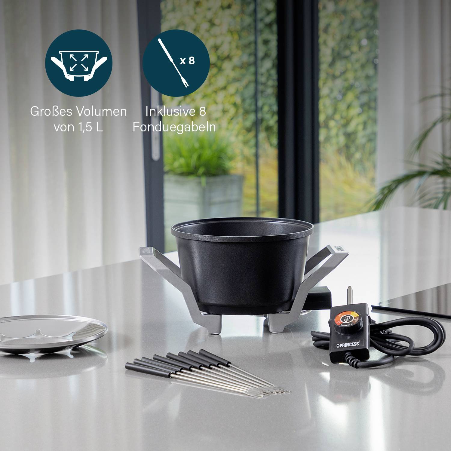 Ein schwarzer Fonduetopf mit weißem Ständer; daneben acht Fonduegabeln und eine Steuereinheit. Text 'Großes Volumen von 1,5 L'.