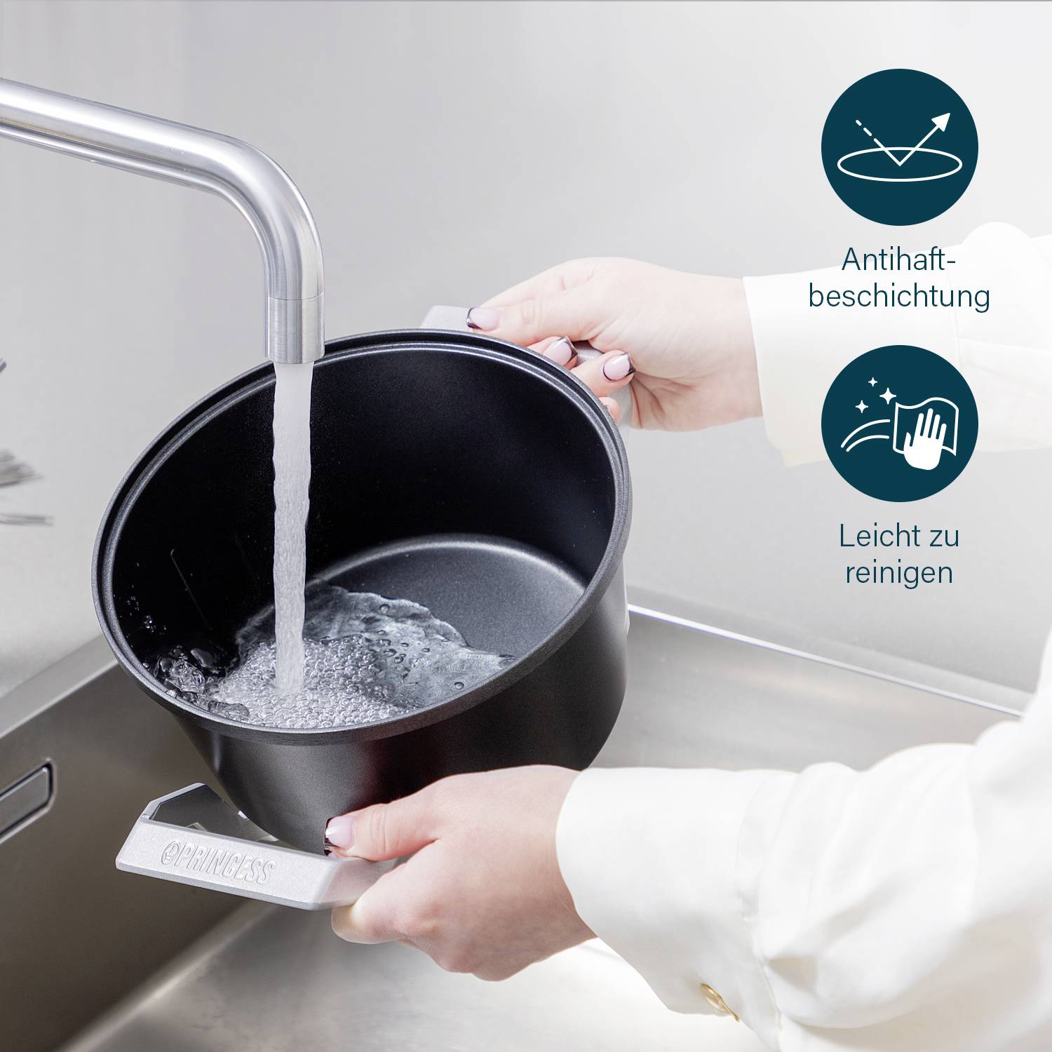 Eine Person spült einen Topf unter fließendem Wasser aus. Text im Bild: 'Antihaftbeschichtung', 'Leicht zu reinigen'.