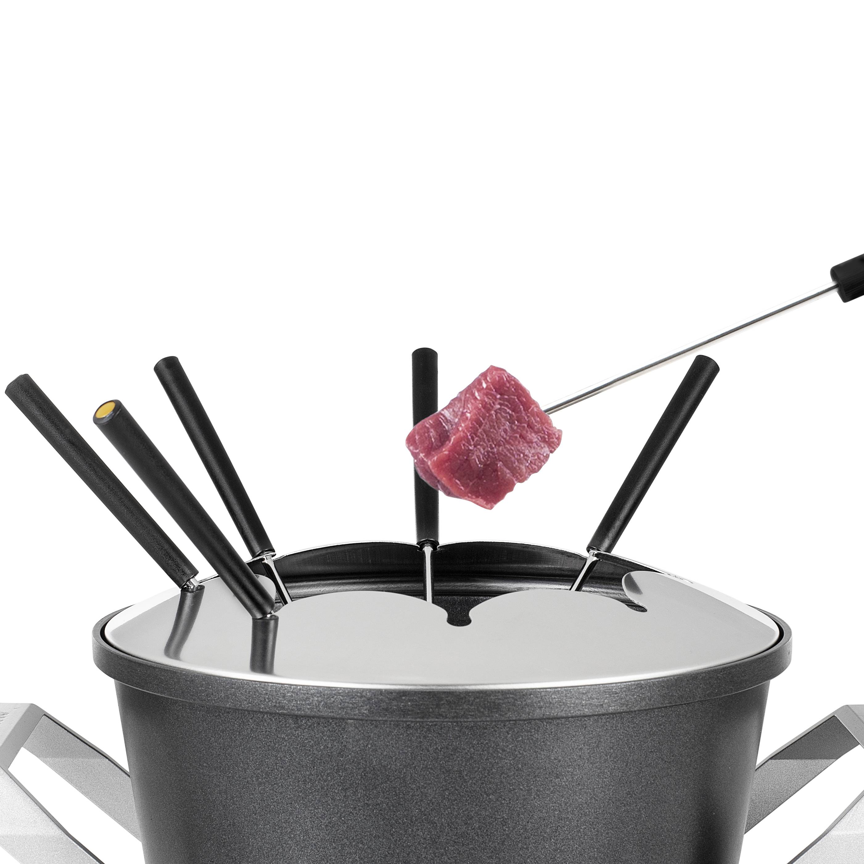 Fondue-Topf mit Fleischstück auf einer Gabel, Tisch aus Metall-Gitter. Mahlzeit vorbereitet zum Kochen im Fondue.