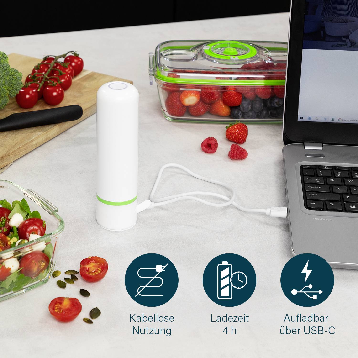 Ein kabelloses Küchengerät auf einem Tisch, verbunden mit einem Laptop. Im Hintergrund Salate und Beeren in Glasbehältern. Tabelle: 'Kabellose Nutzung, Ladezeit 4h, Aufladbar über USB-C'.