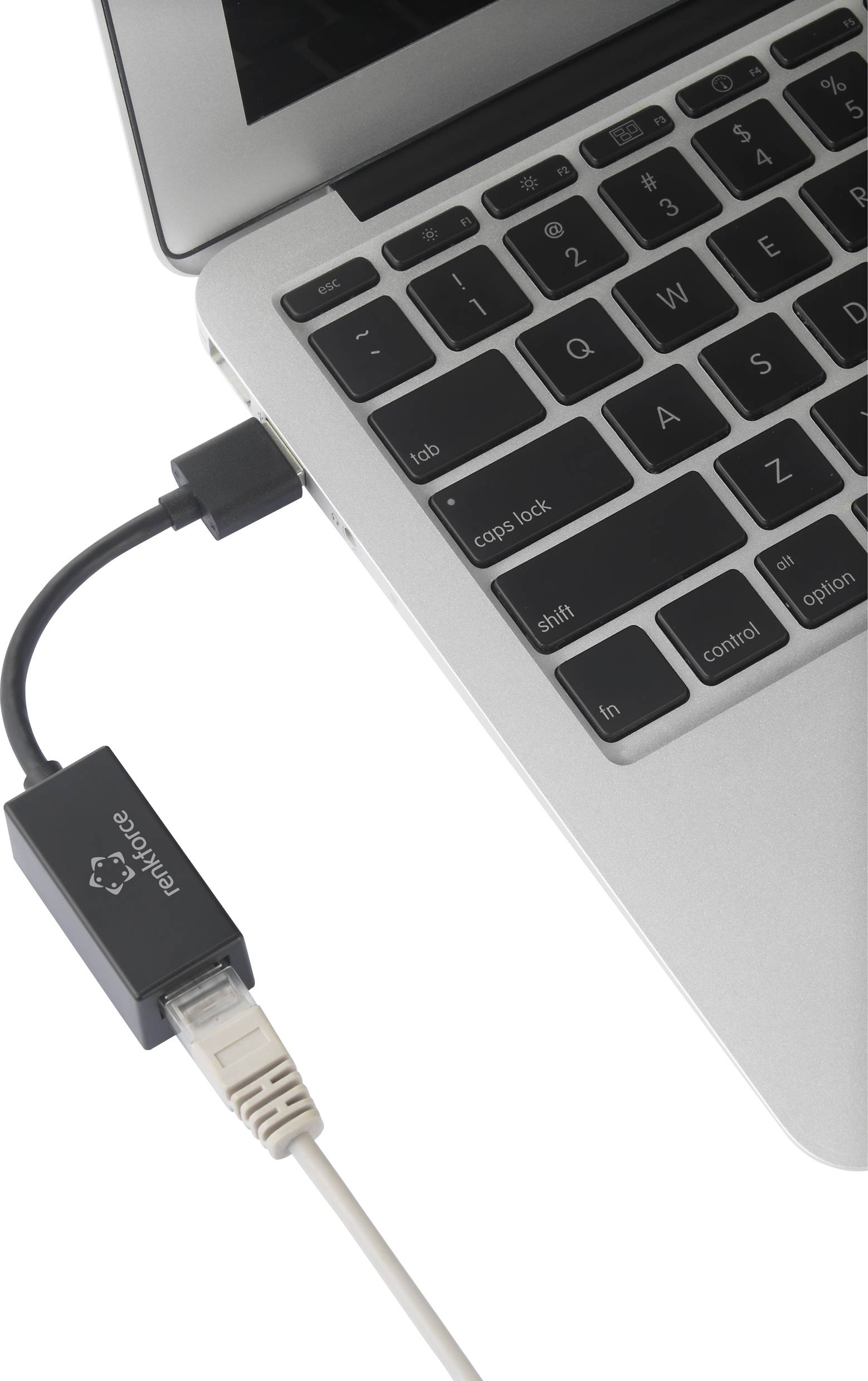 Ein Laptop mit einem USB-Ethernet-Adapter, der an einen Ethernet-Kabel angeschlossen ist, stellt eine kabelgebundene Netzwerkverbindung her.