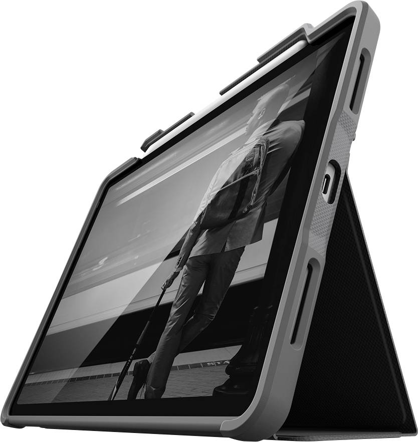 Tablet in einer Schutzhülle steht aufrecht, zeigt ein Schwarz-Weiß-Bild einer Person mit Koffer vor einem Zug.