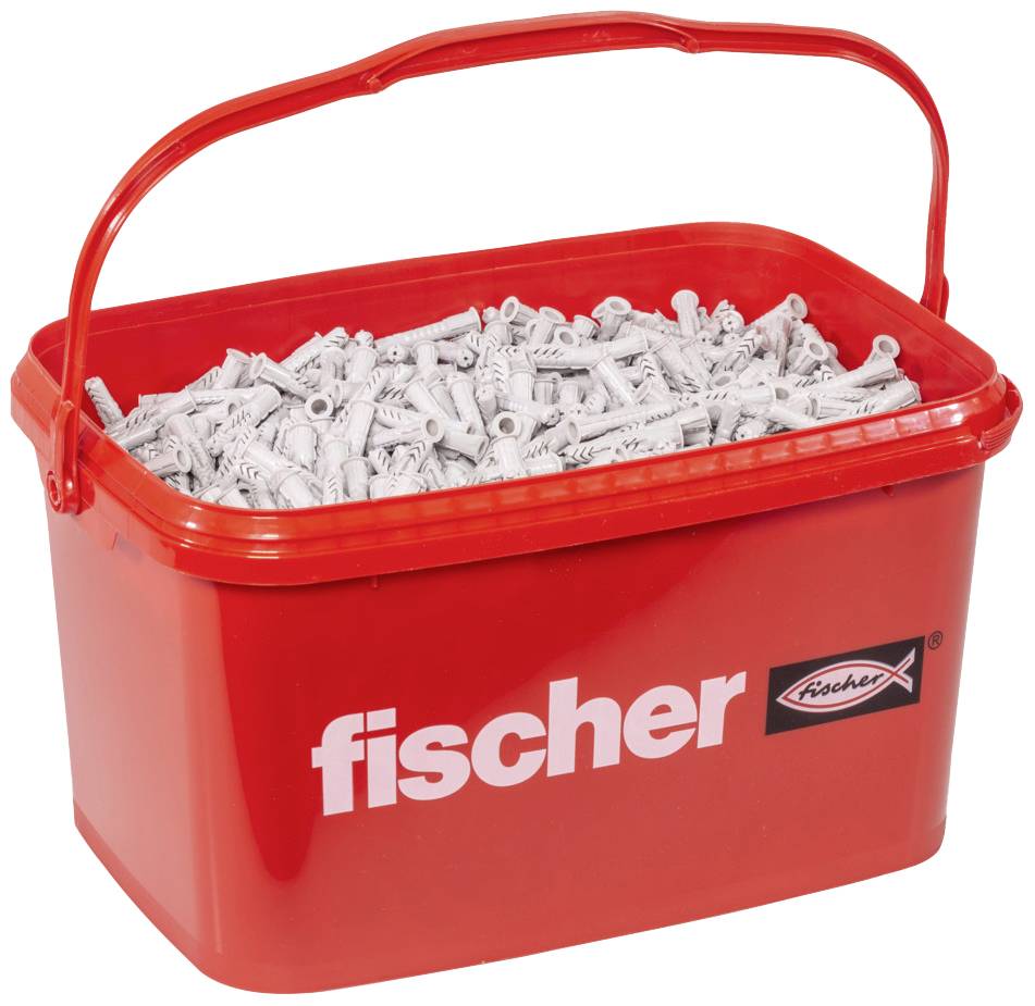 Ein roter Eimer voller grauer Dübel, mit dem Aufdruck 'fischer' in weißer Schrift auf der Seite des Eimers.