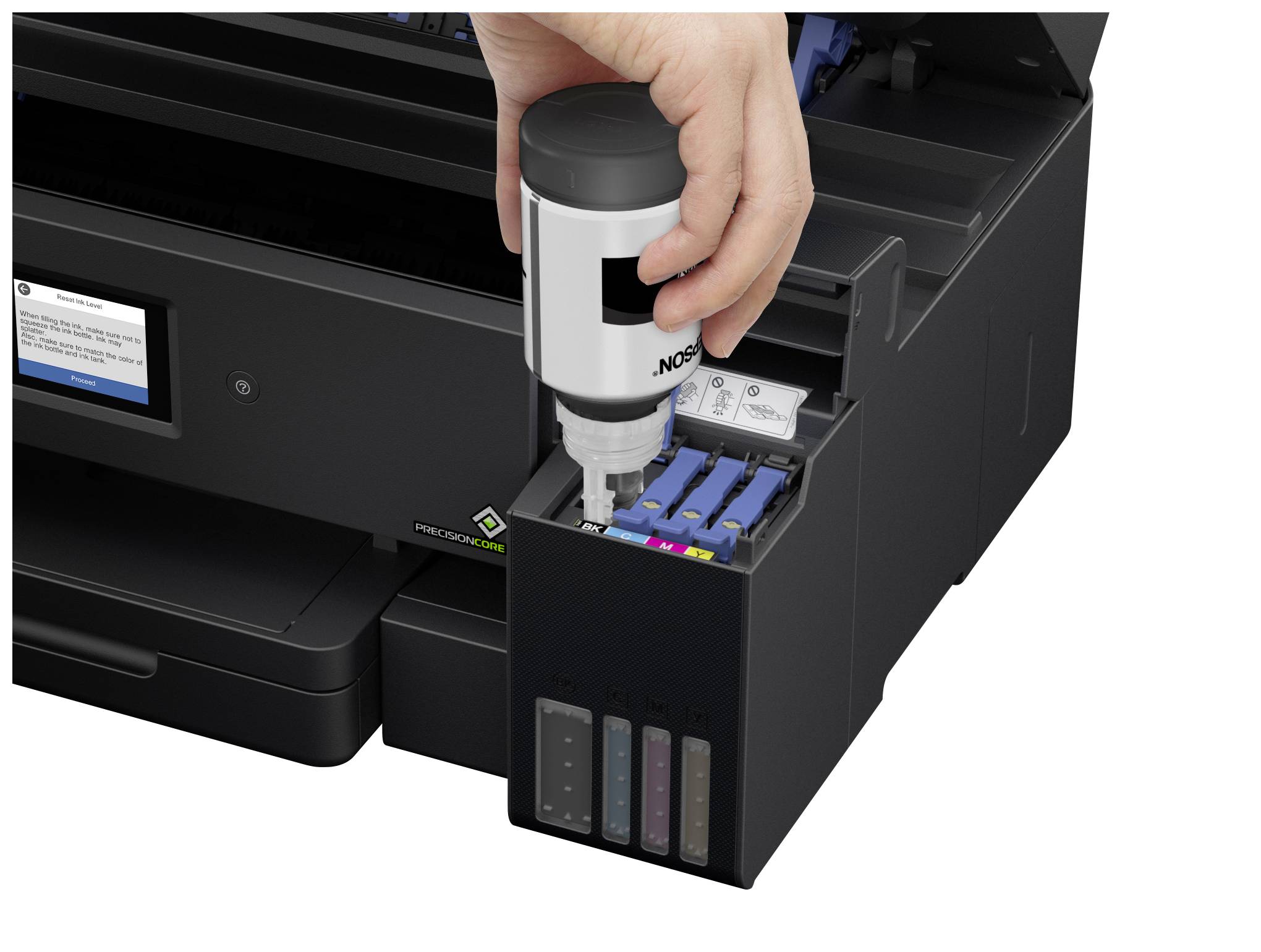 Eine Hand füllt Tinte in einen Tintenstrahldrucker nach. Flaschen mit unterschiedlichen Farben sind sichtbar.