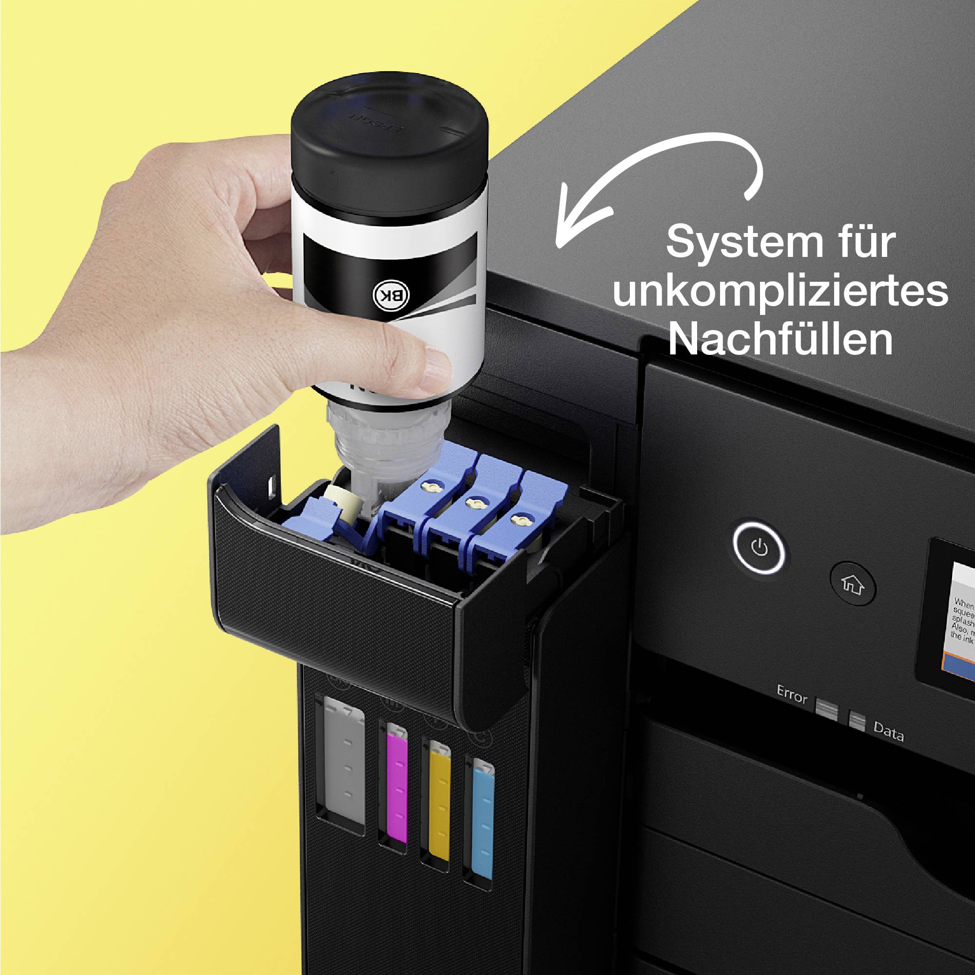 Person füllt Druckertinte nach. Anzeige auf Drucker zeigt 'System für unkompliziertes Nachfüllen'. Perfektes Einfüllen der Tinte.