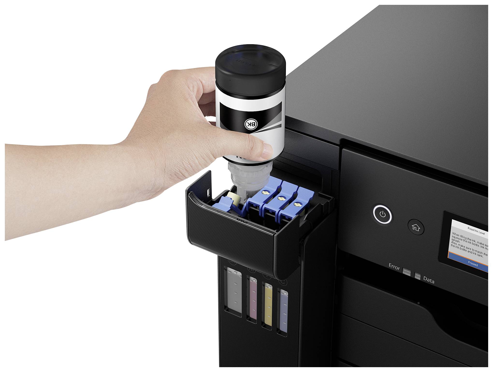 Eine Hand befüllt einen Drucker mit Tinte aus einer Flasche. Der Drucker zeigt mehrere Tintenkammern.