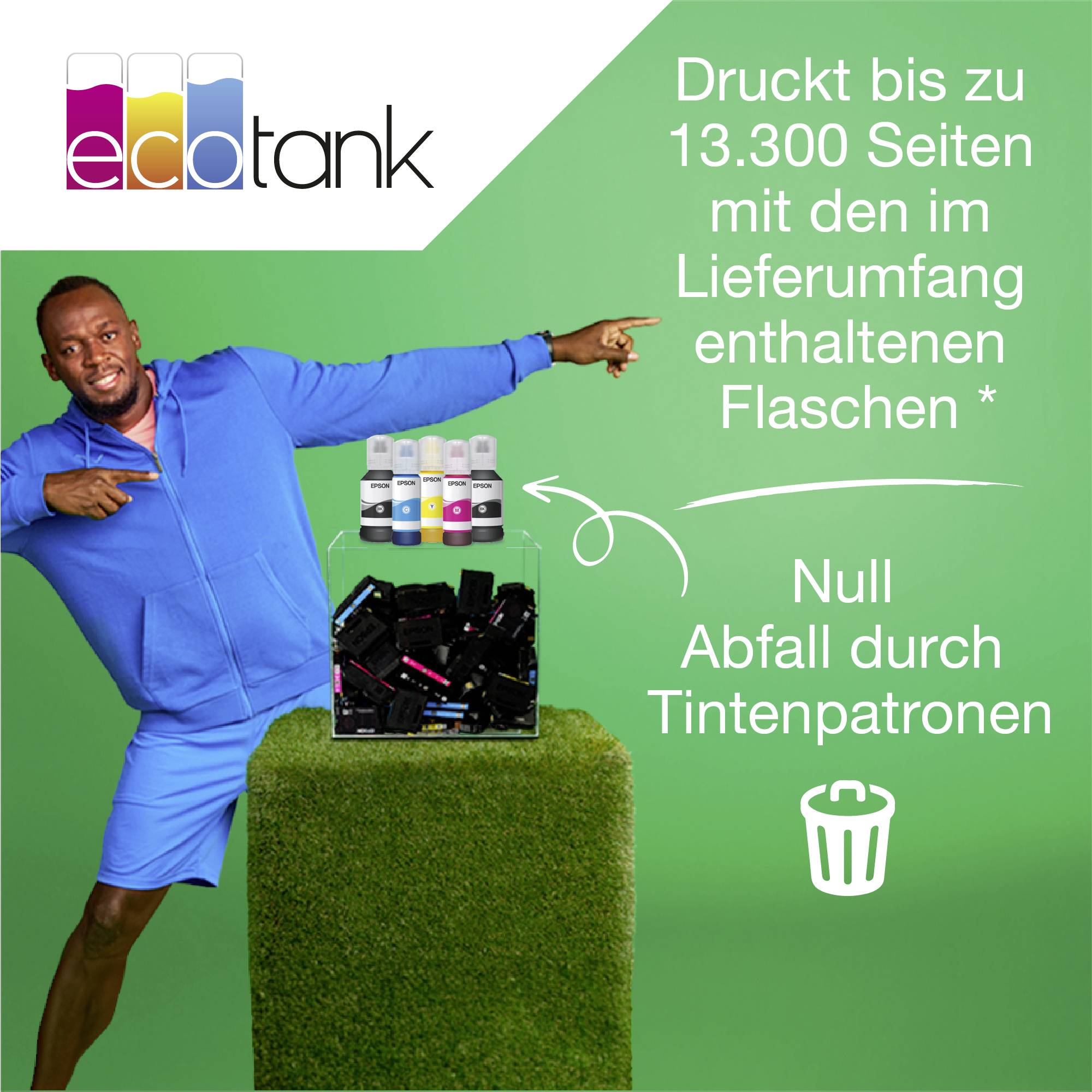 Person in blauem Outfit zeigt auf Ecotank-Druckerpatronen mit Text: 'Druckt bis zu 13.300 Seiten'; umweltfreundlich durch Verzicht auf Tintenpatronen.