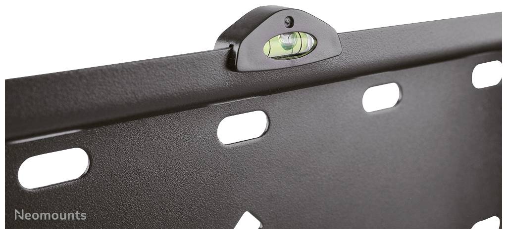 Eine schwarze Wandhalterung mit integrierter Wasserwaage, die zur präzisen Ausrichtung genutzt wird.