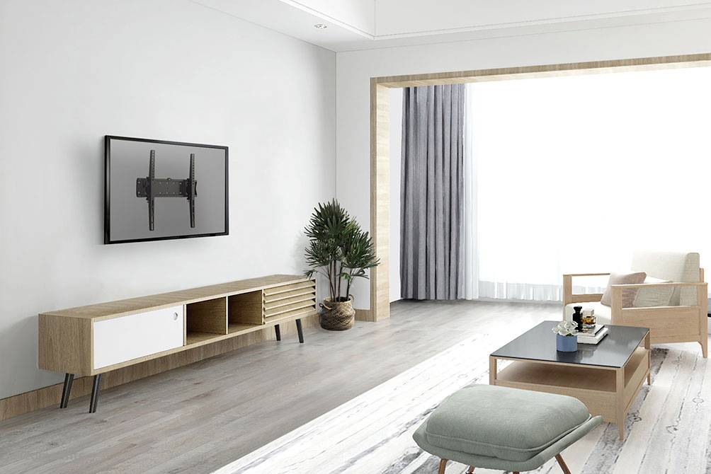 Helles, modernes Wohnzimmer mit Holzmöbeln, Fernseher an der Wand, großen Fenstern und Pflanzen in der Ecke. Ruhige und minimalistische Einrichtung.