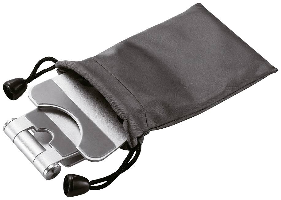 Ein zusammenklappbarer, silberner Laptop-Ständer, teils in einer schwarzen Stofftasche verstaut, mit Kordelzügen an den Seiten.