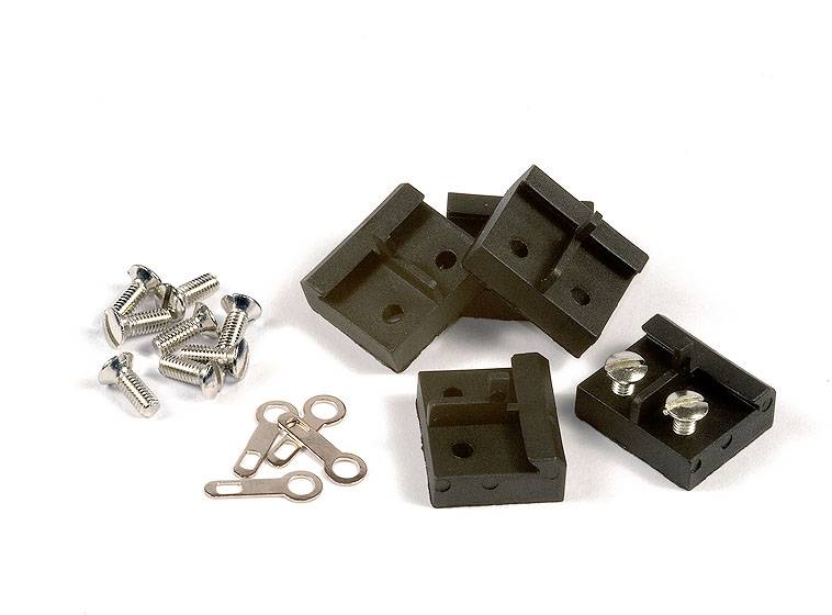 Mehrere schwarze Kunststoffbefestigungen, Metallschrauben und kleine Metallplatten auf weißem Hintergrund. Zubehör für Montagearbeiten.