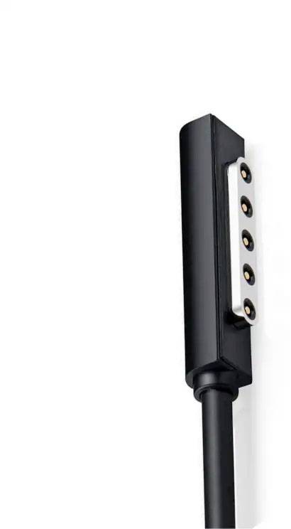 Ein schwarzes Magnetladegerät mit viereckigem Kopf und fünf goldfarbenen Kontakten auf weißem Hintergrund.