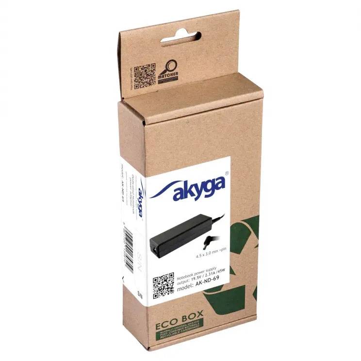 Kartonverpackung eines Universal-Laptop-Ladegeräts von Akyga, Modell AK-ND-69, auf weißem Hintergrund, mit Umweltzeichen.