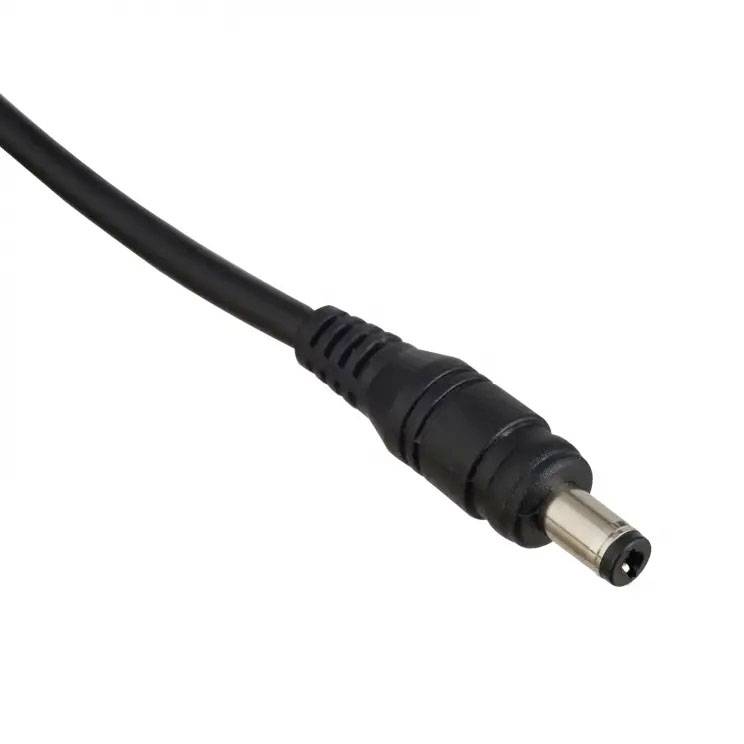 Schwarzes Netzkabel mit Zylinderstecker, oft zum Laden von Geräten verwendet.