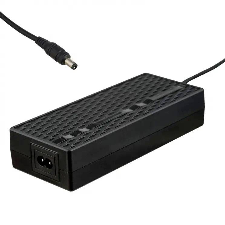 Schwarzes Netzteil mit Kabel und Stecker, passend für elektronische Geräte.