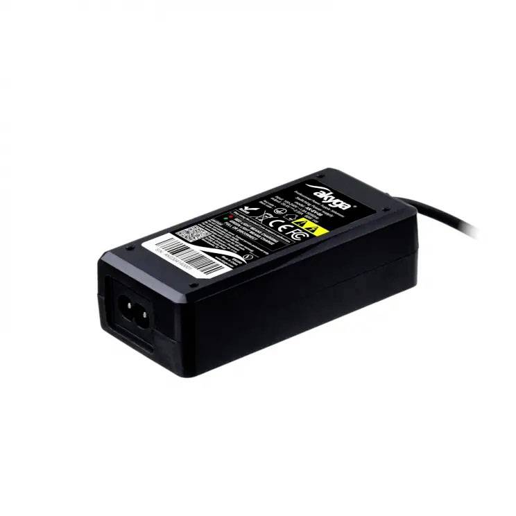 Laptop-Netzteil, schwarzes Gehäuse, mit Kabel. Zeigt technische Spezifikationen und Sicherheitszeichen auf der Oberseite.