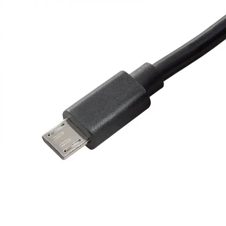 Ein schwarzes Micro-USB-Kabel mit einem flachen, rechteckigen Stecker, geeignet für das Aufladen oder die Datenübertragung.