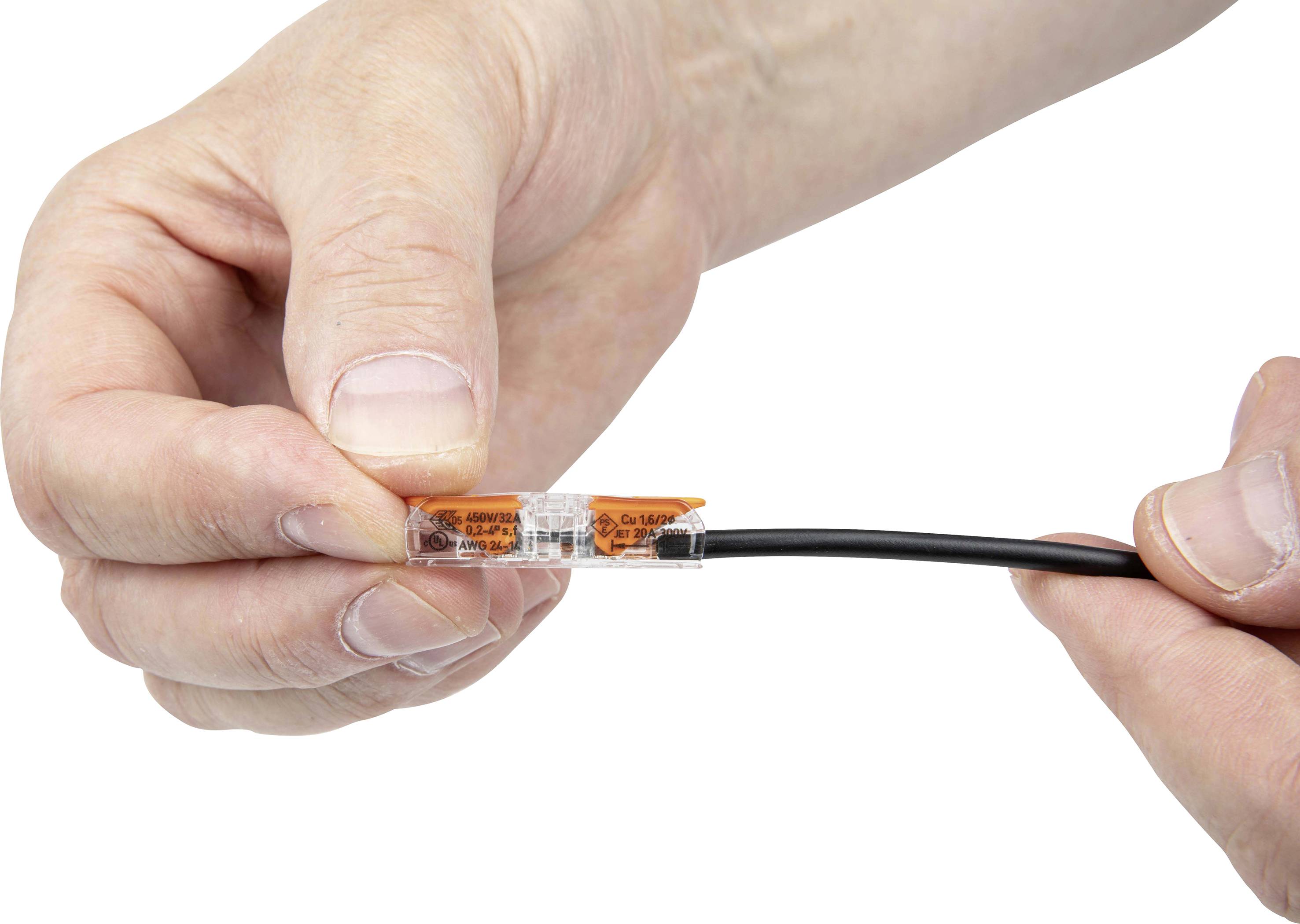 Nahaufnahme von zwei Händen, die einen kleinen, transparenten Steckverbinder halten, der ein schwarzes Kabel festklemmt.