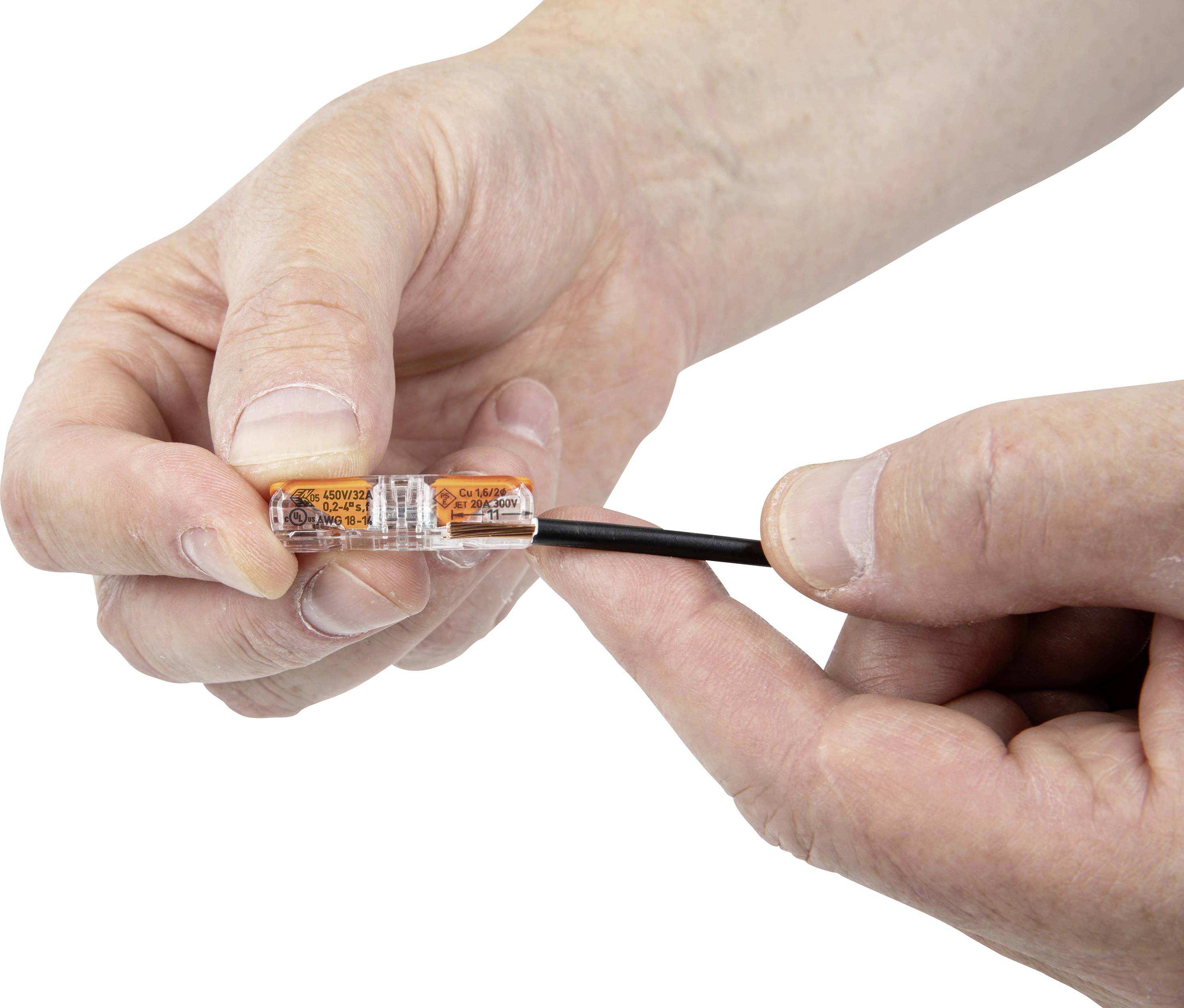 Hände verbinden ein schwarzes Kabel mit einem durchsichtigen Kunststoffstecker.