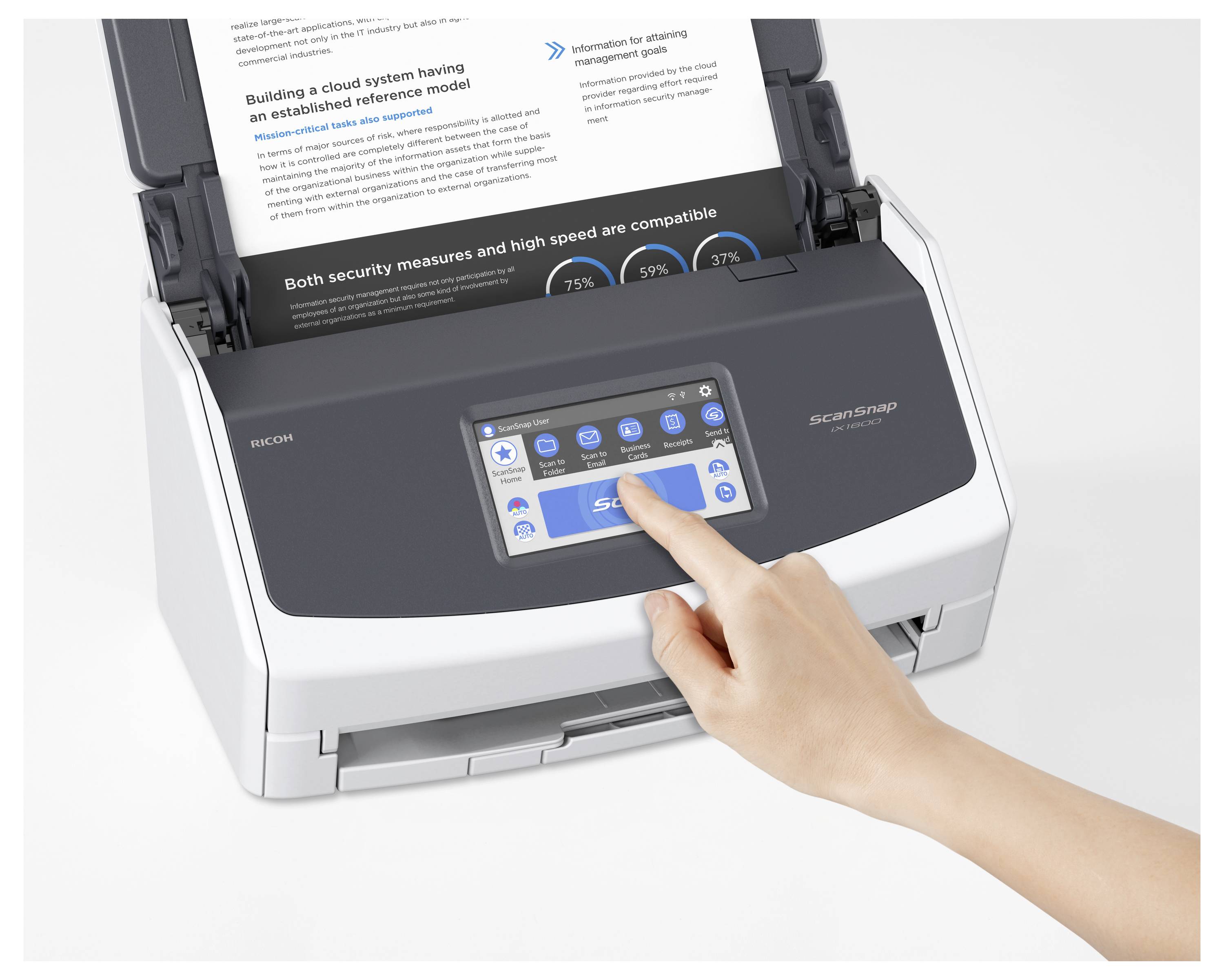 Eine Person bedient einen Touchscreen an einem Scanner mit offenem Dokumenteneinzug. Der Bildschirm zeigt Scaneinstellungen und Optionen zur Dokumentenerfassung.