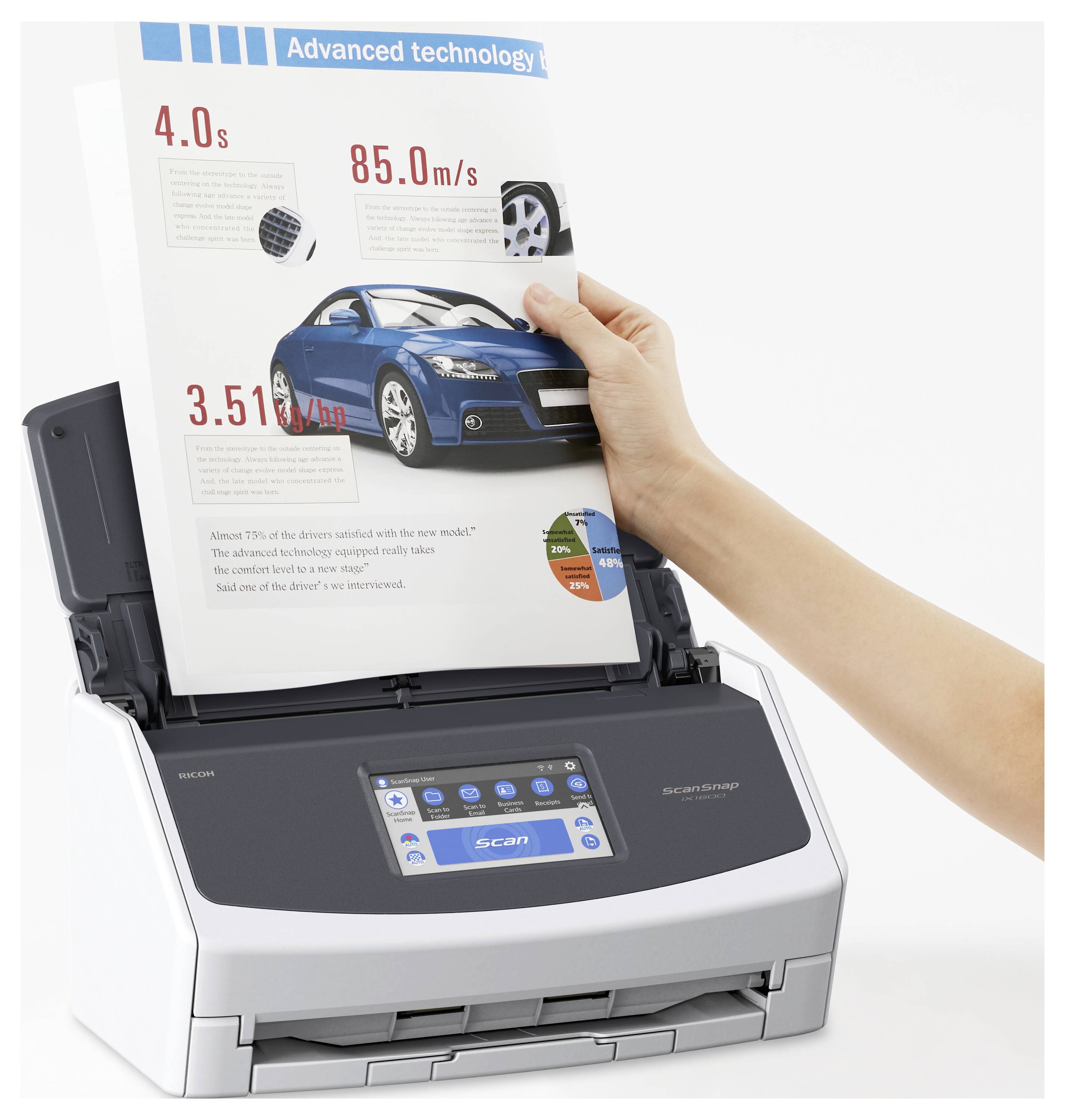 Eine Hand, die ein Dokument mit Automobilstatistiken in einen Scanner legt. Die Anzeige des Scanners zeigt Scanoptionen.