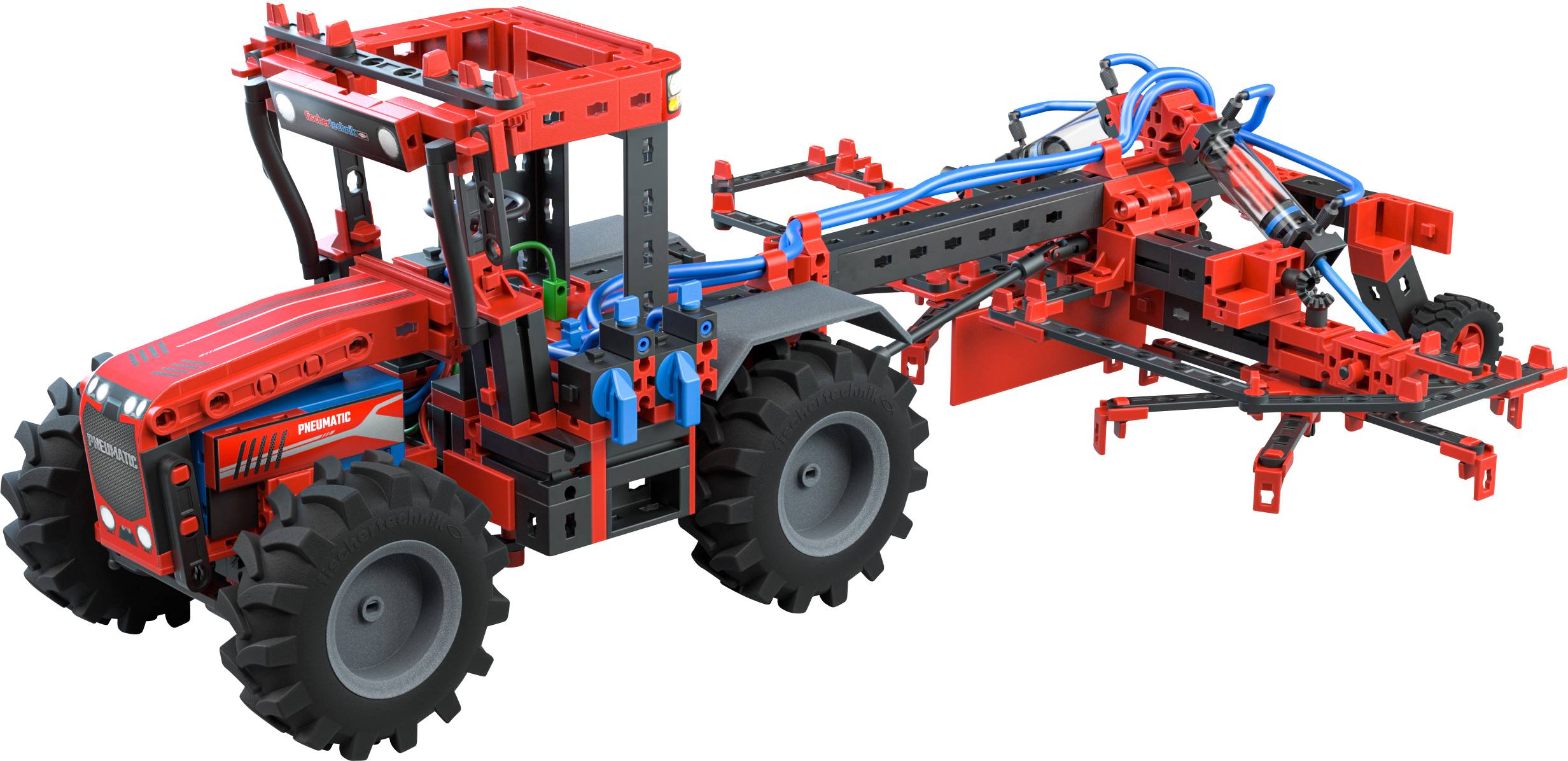 Ein rotes Traktormodell aus Bausteinen mit großen schwarzen Reifen und einem daran befestigten landwirtschaftlichen Anbaugerät.