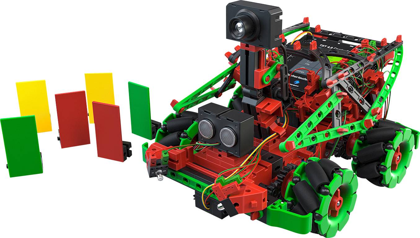Ein mehrfarbiger, zusammengebauter Roboter mit einer Kamera an der Spitze steht vor vier farbigen Tafeln: grün, gelb, rot, rot.