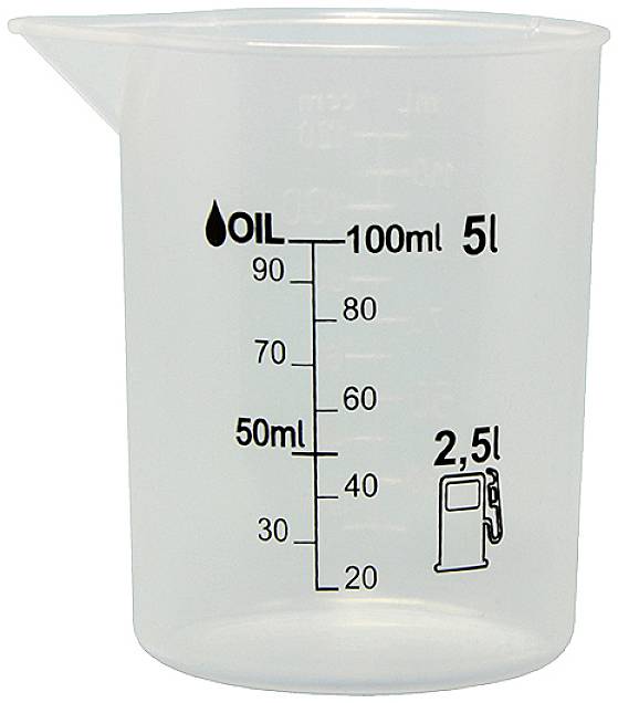 Durchsichtiger Messbecher mit Skala bis 5 Liter und 100 Milliliter-Markierungen. Symbole für Öl und Benzin bei 2,5 Litern.