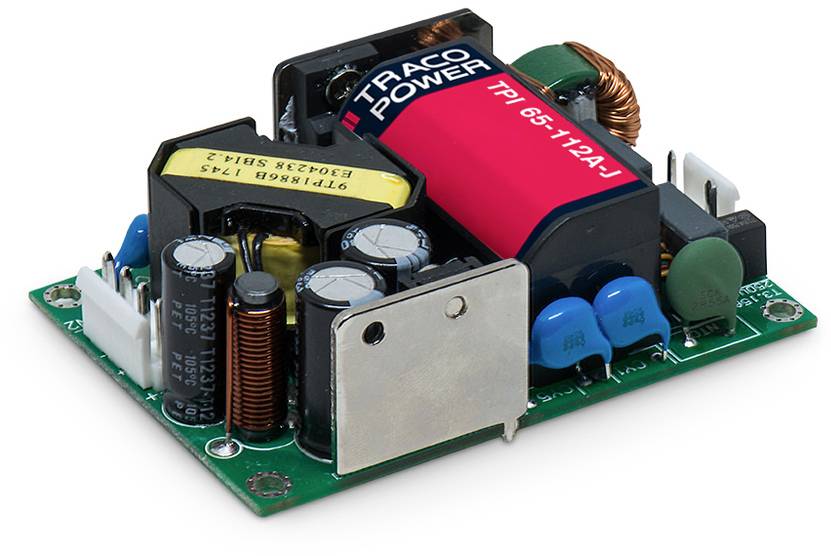 Eine elektronische Leiterplatte mit einem roten Transformator von Traco Power, Kondensatoren und verschiedenen elektronischen Bauteilen.